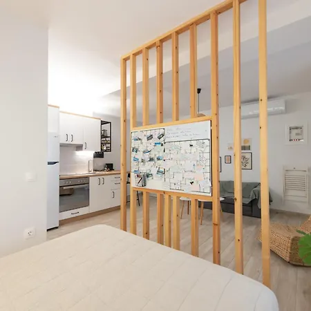 Roomaki -tasteful In The Center W/ Parking شقة