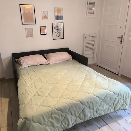 Roomaki -tasteful In The Center W/ Parking شقة